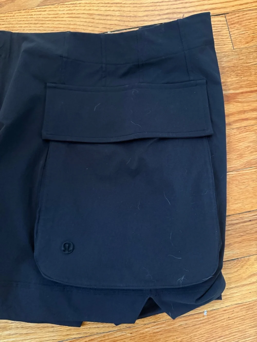 Lululemon Black Women's Cargo Pocket Shorts - Picture 4 of 5